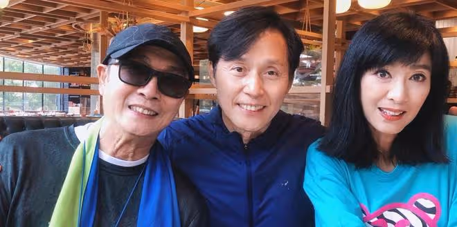 米雪參加聚會,被65歲男星摟肩關係好,劉松仁大口吃燒雞精神奕奕