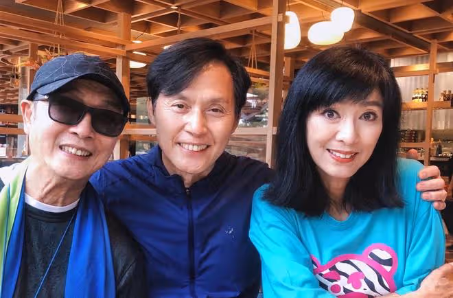 米雪參加聚會,被65歲男星摟肩關係好,劉松仁大口吃燒雞精神奕奕
