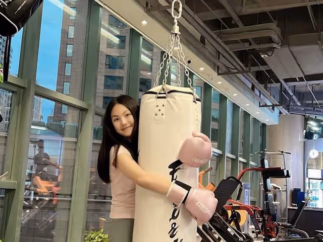 12歲王詩齡暴瘦認不出!穿運動短褲秀修長美腿,氣質不輸媽媽李湘