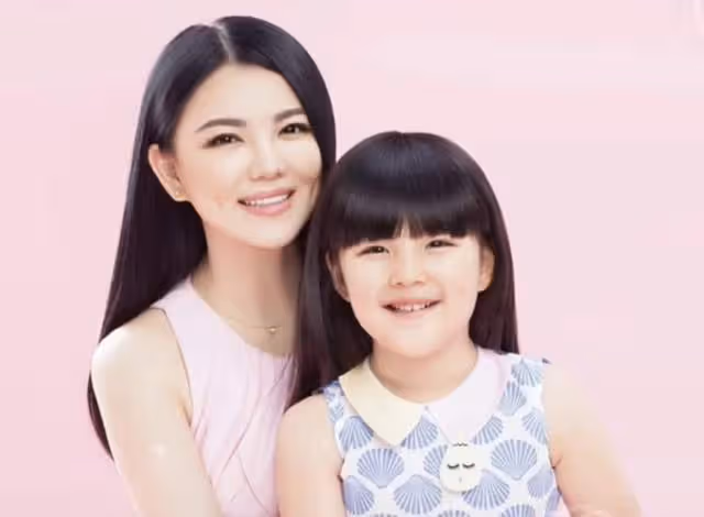 12歲王詩齡暴瘦認不出!穿運動短褲秀修長美腿,氣質不輸媽媽李湘
