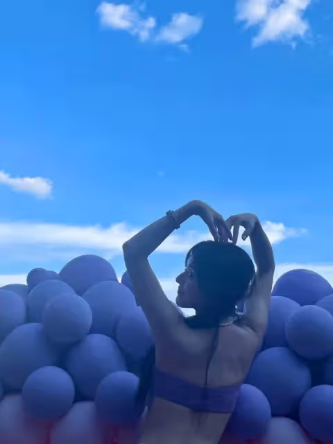 趙露思曬紫色泳裝照,戴萬元手錶穿百元拖鞋,腰肢纖細馬甲線明顯