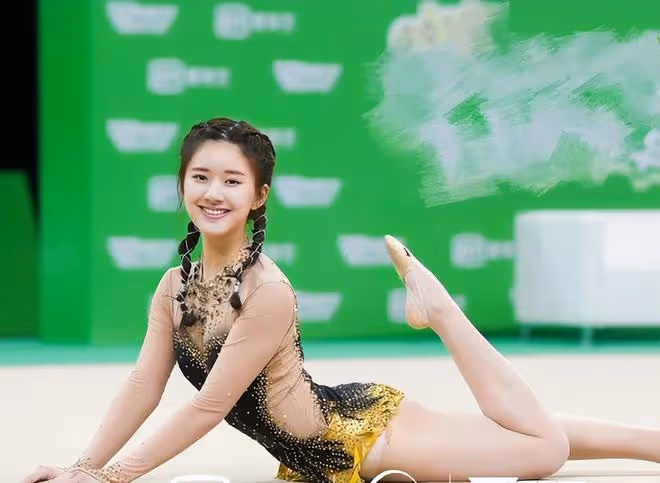 趙露思曬紫色泳裝照,戴萬元手錶穿百元拖鞋,腰肢纖細馬甲線明顯