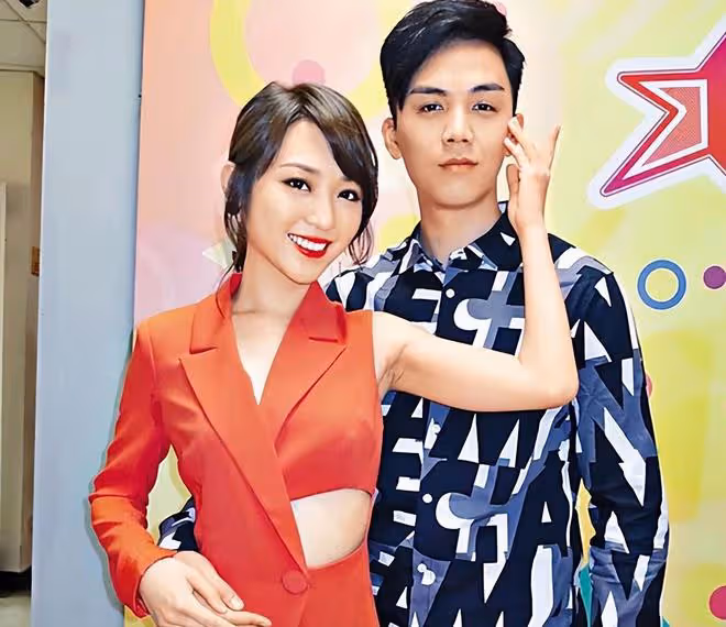 28歲男星娶富婆2個月,正式搬進女方豪宅,擁有籃球場百萬豪車
