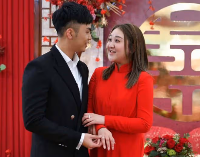 28歲男星娶富婆2個月,正式搬進女方豪宅,擁有籃球場百萬豪車