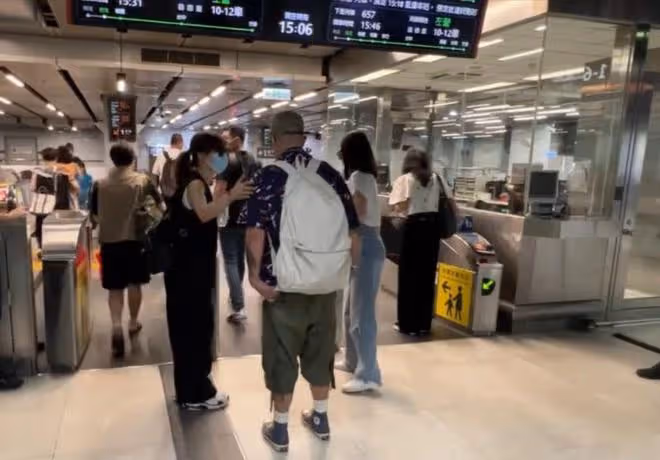 具俊曄穿著時髦坐高鐵,兩位美女陪同一起,老婆大S不在身邊