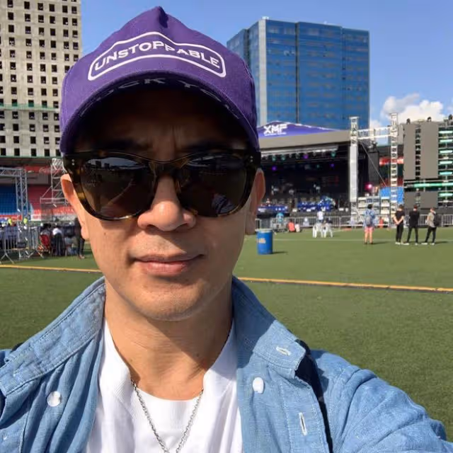 具俊曄穿著時髦坐高鐵，兩位美女陪同一起，老婆大S不在身邊