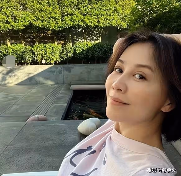 豪宅後院太豪華，56歲劉嘉玲素顏自拍照皮膚超好， 池子養滿大鯉魚，院內參天大樹堪比公園