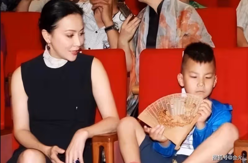 豪宅後院太豪華,56歲劉嘉玲素顏自拍照皮膚超好, 池子養滿大鯉魚,院內參天大樹堪比公園