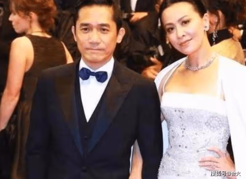 豪宅後院太豪華,56歲劉嘉玲素顏自拍照皮膚超好, 池子養滿大鯉魚,院內參天大樹堪比公園