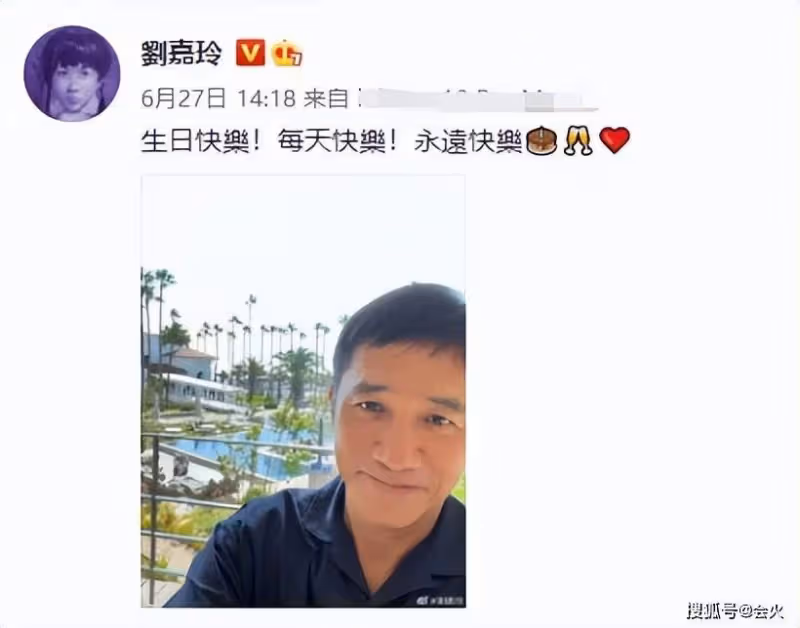 豪宅後院太豪華,56歲劉嘉玲素顏自拍照皮膚超好, 池子養滿大鯉魚,院內參天大樹堪比公園