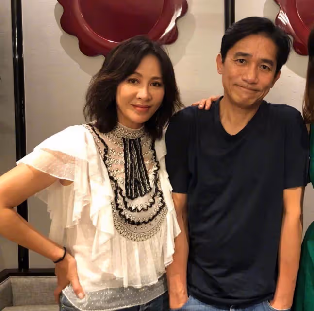 豪宅後院太豪華,56歲劉嘉玲素顏自拍照皮膚超好, 池子養滿大鯉魚,院內參天大樹堪比公園