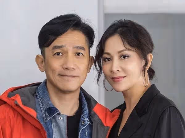 豪宅後院太豪華,56歲劉嘉玲素顏自拍照皮膚超好, 池子養滿大鯉魚,院內參天大樹堪比公園