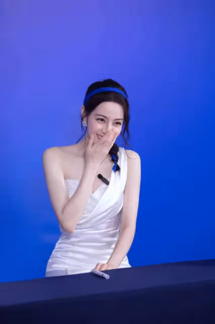 迪麗熱巴新造型又美出新高度!這款連衣裙有靈魂,給人增彩不搶鏡