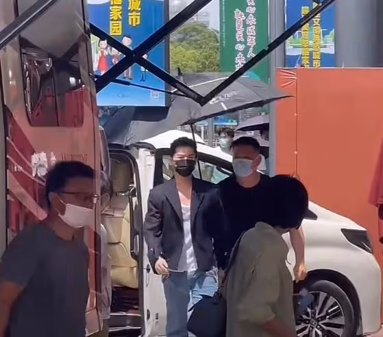 寧波:楊洋參加活動上直播,笑容燦爛招人喜歡,「連走路都帶風」!
