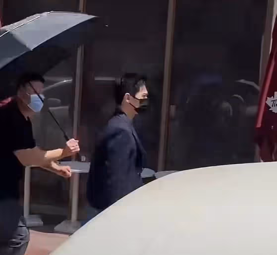 寧波:楊洋參加活動上直播,笑容燦爛招人喜歡,「連走路都帶風」!