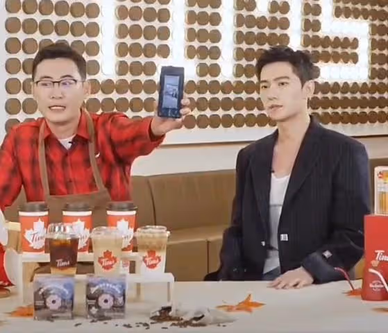 寧波:楊洋參加活動上直播,笑容燦爛招人喜歡,「連走路都帶風」!