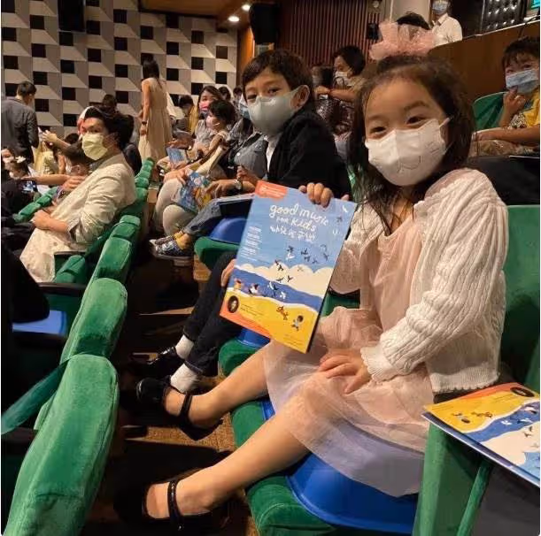 郭晶晶 霍啟剛二女兒「舊」衣新穿!小白裙配波點開衫,新照名媛范兒十足,網友:神似奶奶朱玲玲