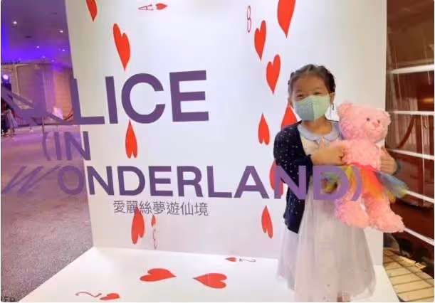 郭晶晶 霍啟剛二女兒「舊」衣新穿!小白裙配波點開衫,新照名媛范兒十足,網友:神似奶奶朱玲玲