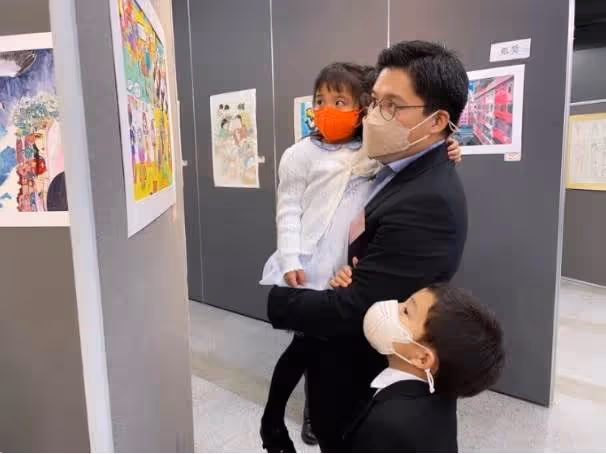 郭晶晶 霍啟剛二女兒「舊」衣新穿!小白裙配波點開衫,新照名媛范兒十足,網友:神似奶奶朱玲玲