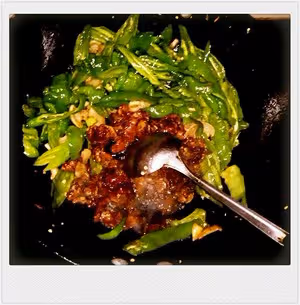 辣椒炒肉(幾乎是所有湖南大飯店裡的傳統炒法)