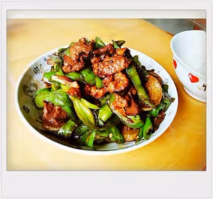 辣椒炒肉(幾乎是所有湖南大飯店裡的傳統炒法)