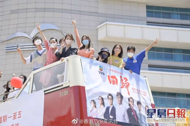 《回歸》花車巡遊︱陳煒熱到全身濕透 郭晉安憶內地拍劇往事