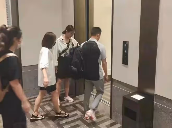 曝楊威買武漢千萬豪宅,現身售樓部周圍一圈人,房子單價直逼6萬