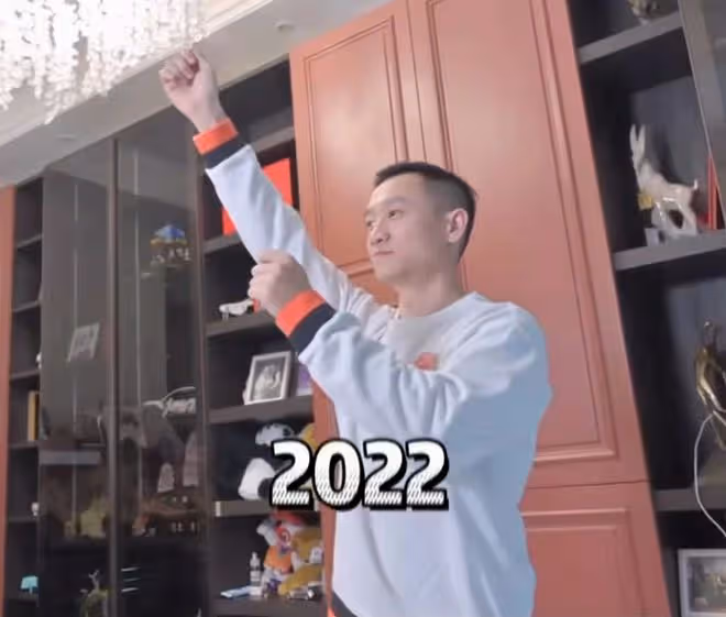 曝楊威買武漢千萬豪宅,現身售樓部周圍一圈人,房子單價直逼6萬