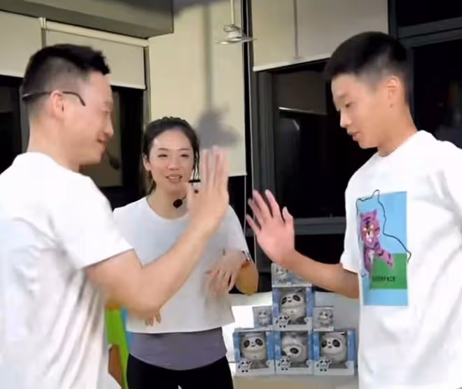 曝楊威買武漢千萬豪宅,現身售樓部周圍一圈人,房子單價直逼6萬