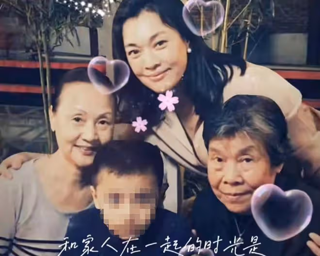 58歲史可與家人聚會,洋人老公鬍子泛白,混血兒子高大壯碩顏值高