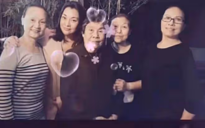 58歲史可與家人聚會,洋人老公鬍子泛白,混血兒子高大壯碩顏值高
