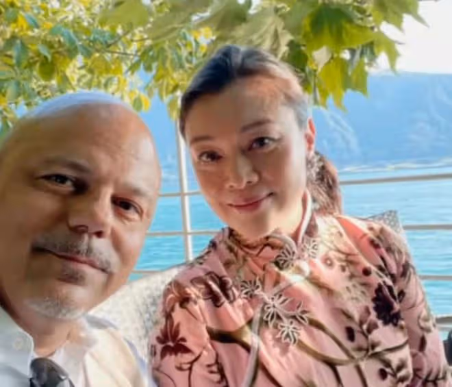58歲史可與家人聚會,洋人老公鬍子泛白,混血兒子高大壯碩顏值高