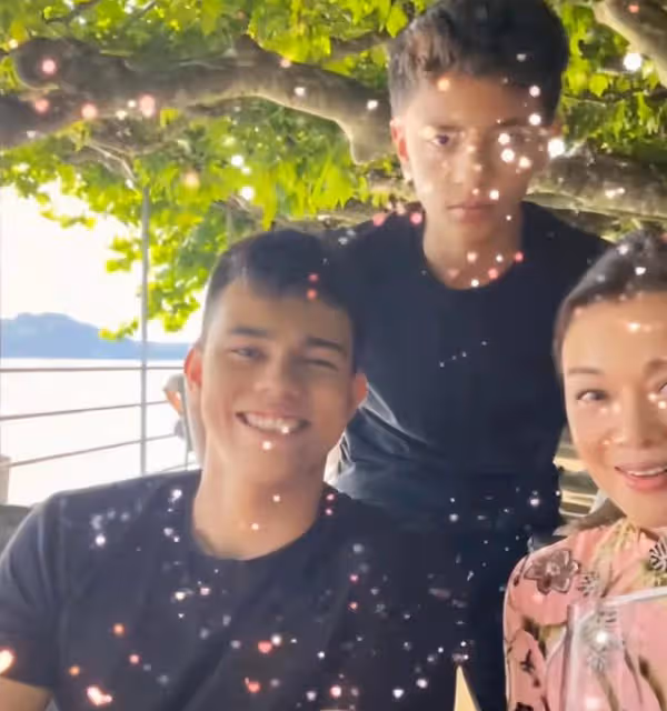 58歲史可與家人聚會,洋人老公鬍子泛白,混血兒子高大壯碩顏值高