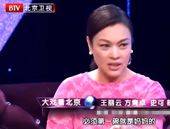 58歲史可與家人聚會,洋人老公鬍子泛白,混血兒子高大壯碩顏值高