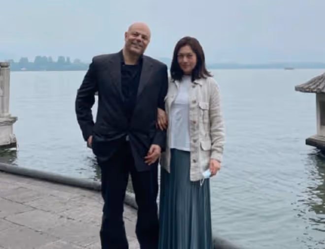 58歲史可與家人聚會,洋人老公鬍子泛白,混血兒子高大壯碩顏值高