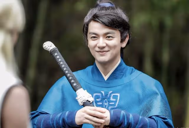 32歲北漂男星擺地攤賣衣服,均價不超20元,拿幾十元現金滿臉笑容