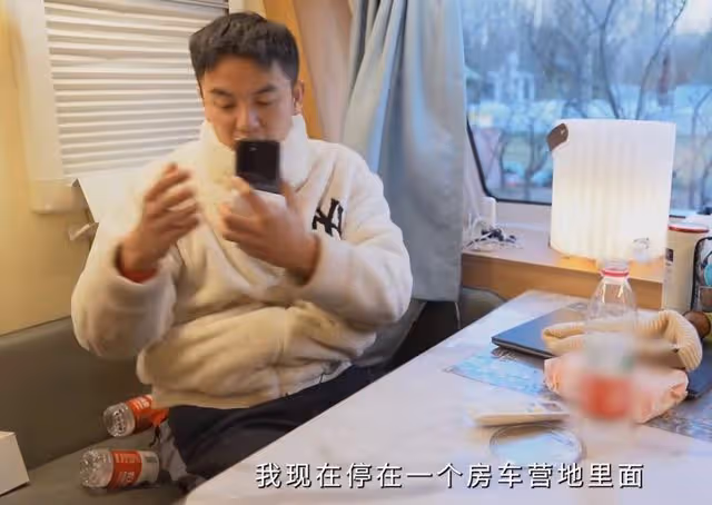 32歲北漂男星擺地攤賣衣服,均價不超20元,拿幾十元現金滿臉笑容