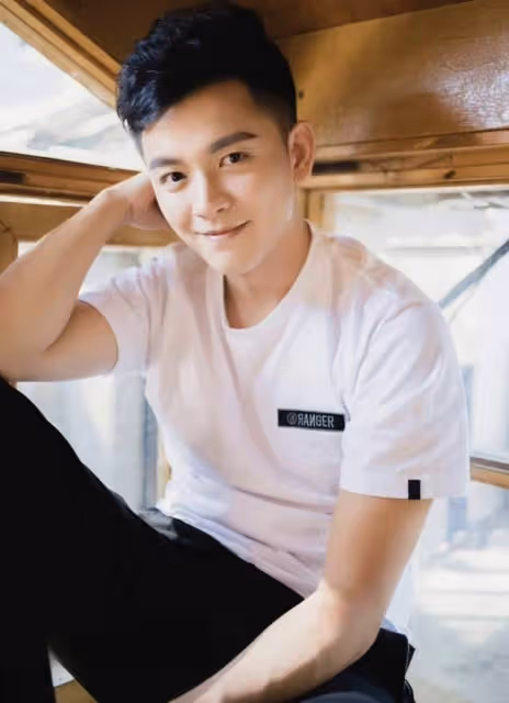 32歲北漂男星擺地攤賣衣服,均價不超20元,拿幾十元現金滿臉笑容