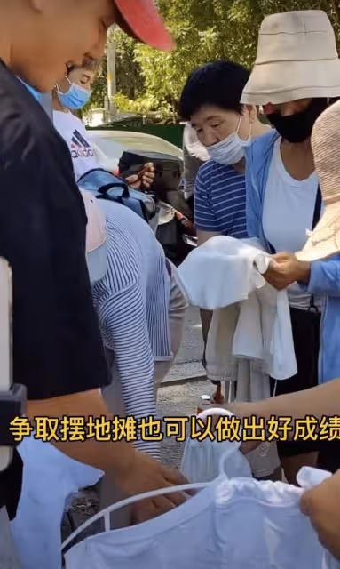 32歲北漂男星擺地攤賣衣服,均價不超20元,拿幾十元現金滿臉笑容