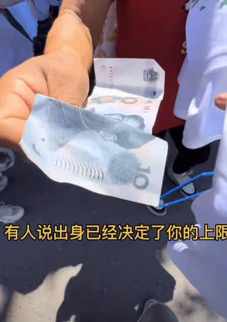 32歲北漂男星擺地攤賣衣服,均價不超20元,拿幾十元現金滿臉笑容