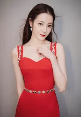 不是所有人都適合淡妝!迪麗熱巴最新大片淡妝出境 網友:女神就是女神