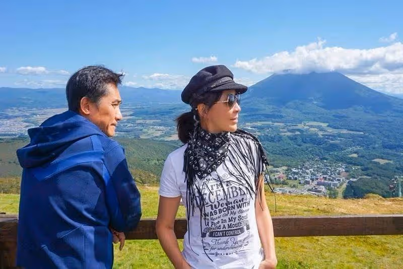 豪宅後院太豪華,56歲劉嘉玲素顏自拍照皮膚超好, 池子養滿大鯉魚,院內參天大樹堪比公園。