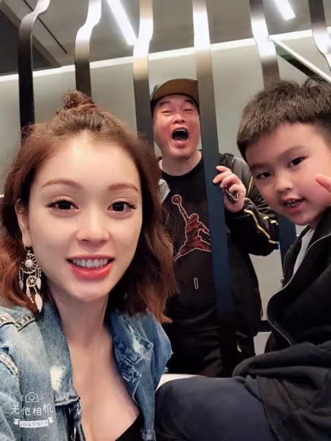 和嫩妻差18歲不被看好!康康初見岳父「送特別大禮」抱得美人歸 老來得子「怕無法看女兒披婚紗」:6房產已留好