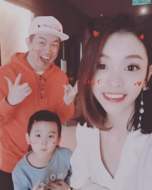 和嫩妻差18歲不被看好!康康初見岳父「送特別大禮」抱得美人歸 老來得子「怕無法看女兒披婚紗」:6房產已留好