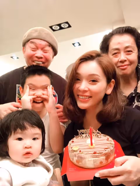 和嫩妻差18歲不被看好!康康初見岳父「送特別大禮」抱得美人歸 老來得子「怕無法看女兒披婚紗」:6房產已留好
