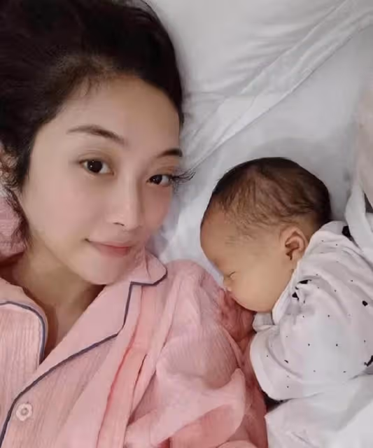 勵志單親媽，25歲年入千萬，29歲挑選「優質基因」未婚生混血三胞胎，面對酸言毫不畏懼：女人就該靠自己