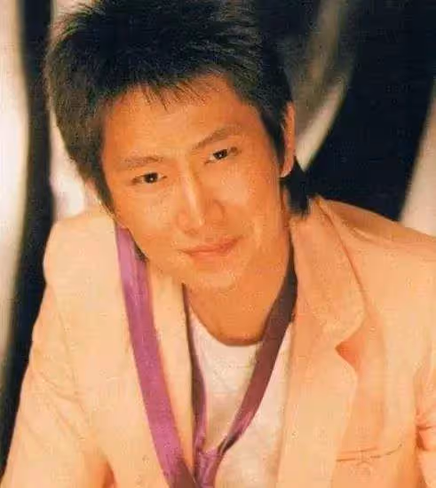 一首《回》紅遍臺灣!蚱蜢王子64歲了,隱退多年「雄厚背景曝光」成美國大富豪:過上了許多人嚮往的生活
