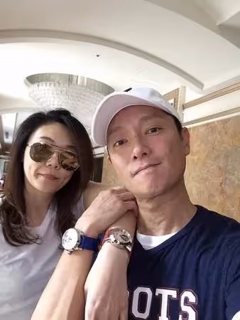 謝祖武甜寵老婆18年,節儉妻「買衣服不超千元」婚後零緋聞,結婚照隨身帶:絕世好男人