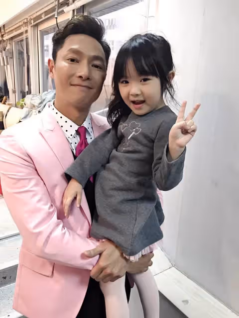 謝祖武甜寵老婆18年,節儉妻「買衣服不超千元」婚後零緋聞,結婚照隨身帶:絕世好男人