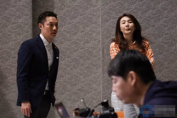 謝祖武甜寵老婆18年,節儉妻「買衣服不超千元」婚後零緋聞,結婚照隨身帶:絕世好男人
